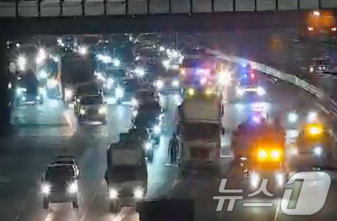 본문 이미지 - 17일 오전 5시 50분쯤 서울 강변북로 성수대교 북단 일산방향에서 발생한 교통사고로 3개 차선이 통제돼 출근길 정체가 생기고 있다. (서울시설공단 CCTV 캡쳐. 재판매 및 DB금지) 2025.12.17/뉴스1 ⓒ News1 장수영 기자