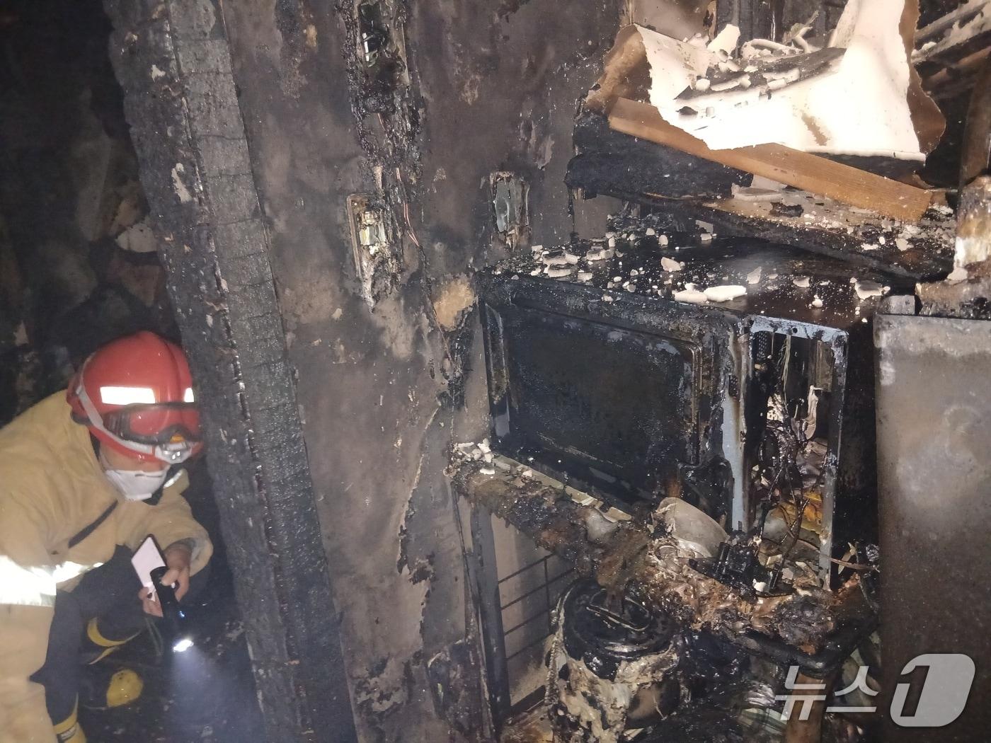 본문 이미지 - 화재 현장 모습.(전북 소방 제공. 재판매 및 DB 금지)