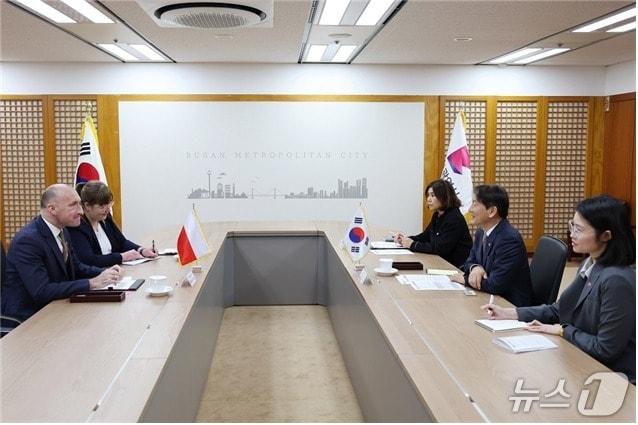 본문 이미지 - 부산시 관계자들이 주한폴란드대사와 접견하고 있다.(부산시 제공. 재판매 및 DB 금지)