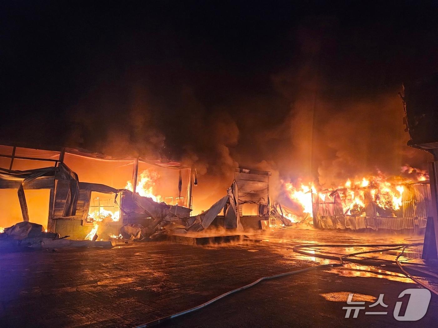본문 이미지 - 16일 오후 8시20분쯤 대구 달성군 하빈면의 한 이불 제조 공장에서 불이 나 소방 당국이 6시간 여만에 진화했다.(대구소방안전본부 제공. 재판매 및 DB금지)