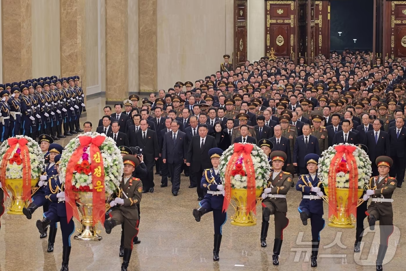 (평양 노동신문=뉴스1) = 북한 노동당 기관지 노동신문은 17일 김정일 국방위원장 사망 14주기를 맞아 김정은 당 총비서가 금수산태양궁전을 참배했다고 보도했다. [국내에서만 사용가능. 재배포 금지. DB 금지. For Use Only in the Republic of Korea. Redistribution Prohibited] rodongphoto@news1.kr