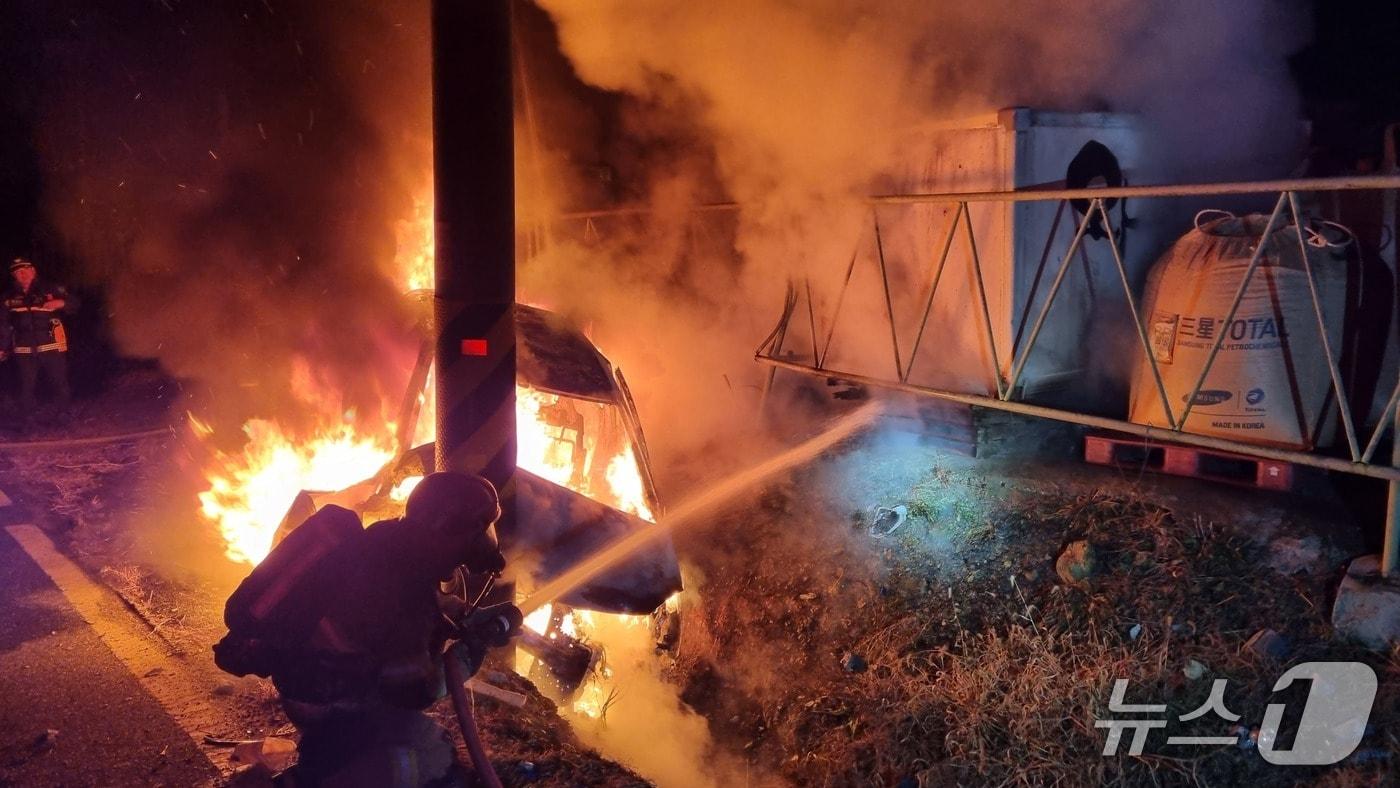 17일 오전 0시 27분 경북 안동시 와룡면 한 지방도에서 주행 중이던 승용차가 전신주를 들이받고 불이 나 소방 당국이 진화하고 있다.(경북소방본부 제공. 재판매 및 DB 금지)2025.12.17/뉴스1