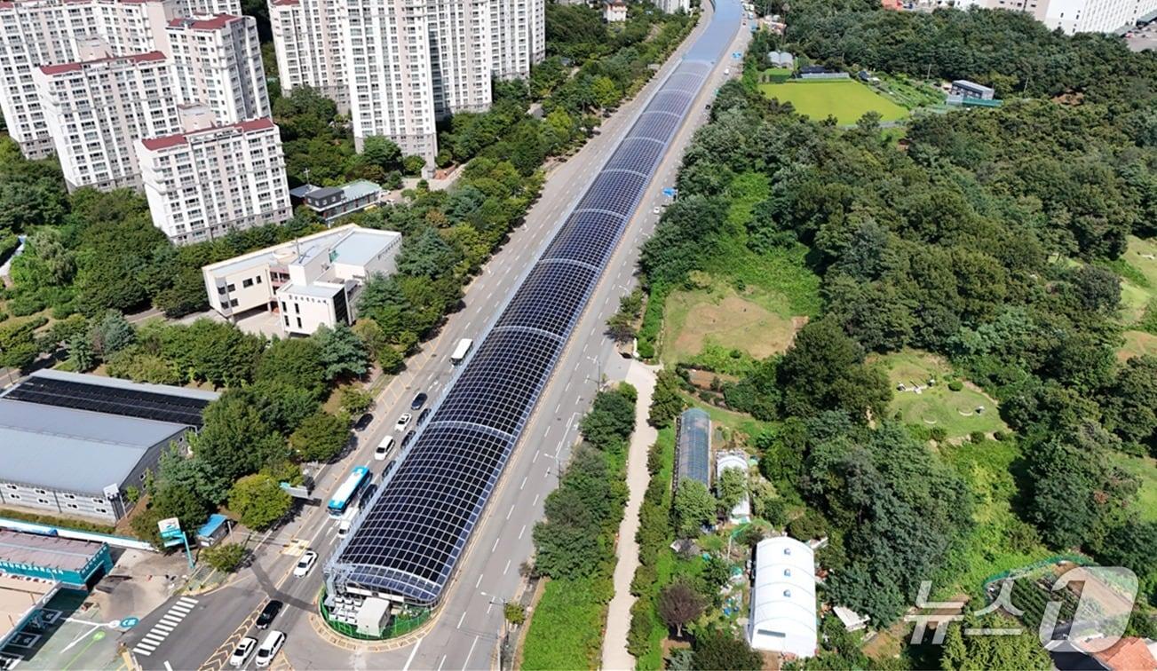 본문 이미지 - 경기 군포시 대야지하차도 방음터널 태양광 일체형 방음판. (군포시 제공. 재판매 및 DB 금지) 2025.12.17/뉴스1