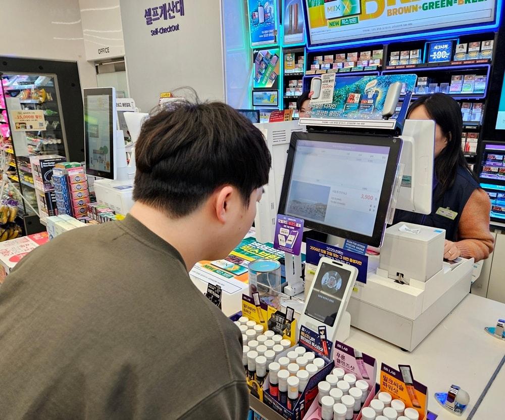본문 이미지 - CU 매장에서 고객이 '토스 페이스페이'를 이용해 결제하는 모습(CU 제공)