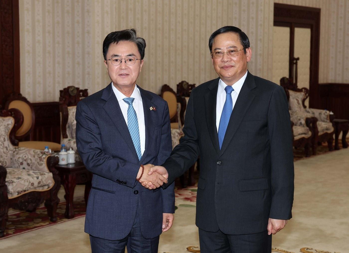 본문 이미지 - 김태흠 지사(왼쪽)가 2023년 12월 7일 라오스 총리실에서 손싸이 시판돈 총리를 만나 악수하고 있다.(충남도 제공. 재판매 및 DB금지)/뉴스1