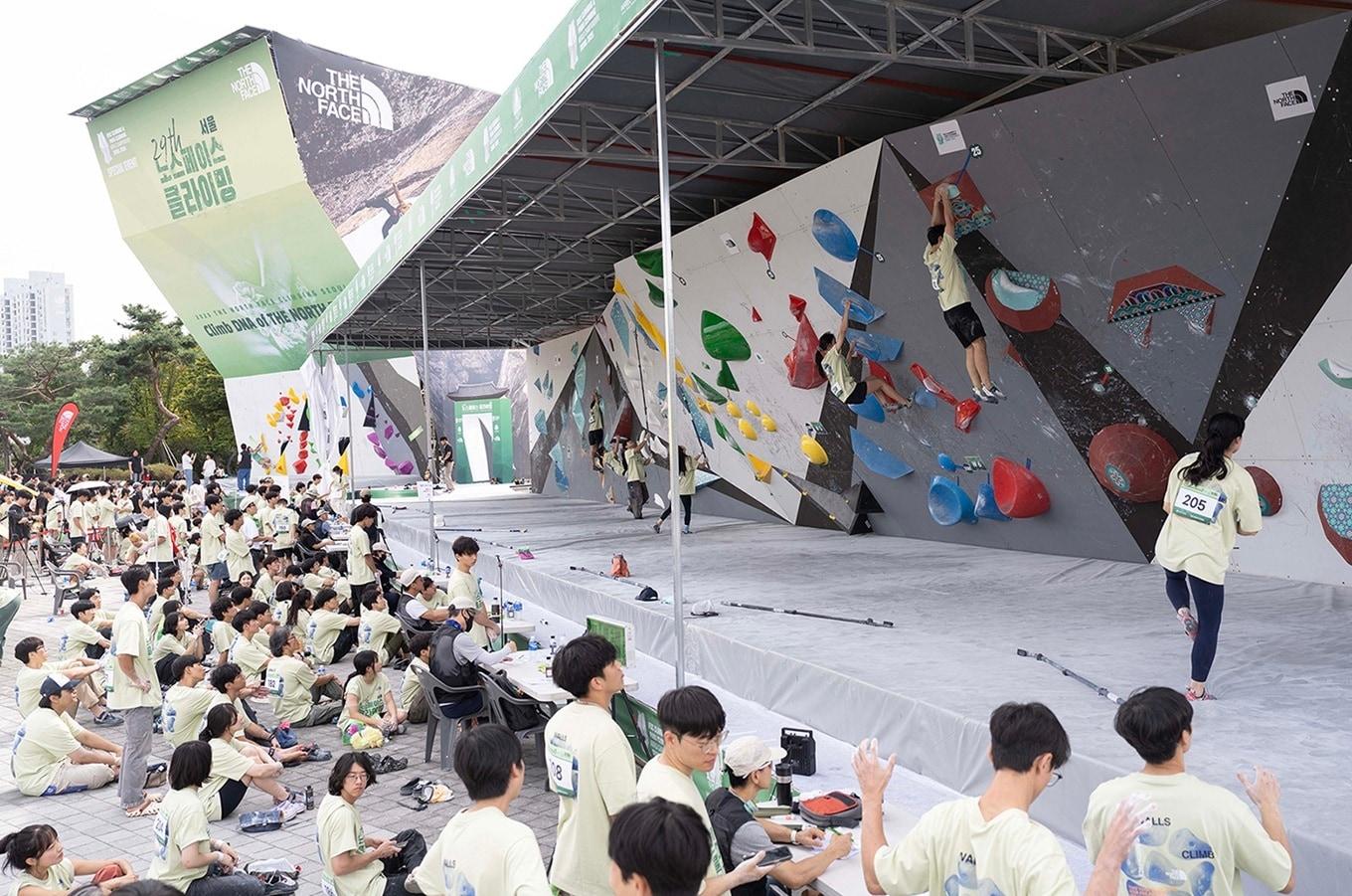 본문 이미지 - 노스페이스는 브랜드가치 평가 회사인 브랜드스탁에서 발표한 '2025 대한민국 100대 브랜드'에서 13년 연속 패션 부문 1위 자리를 지켰다.(노스페이스제공)