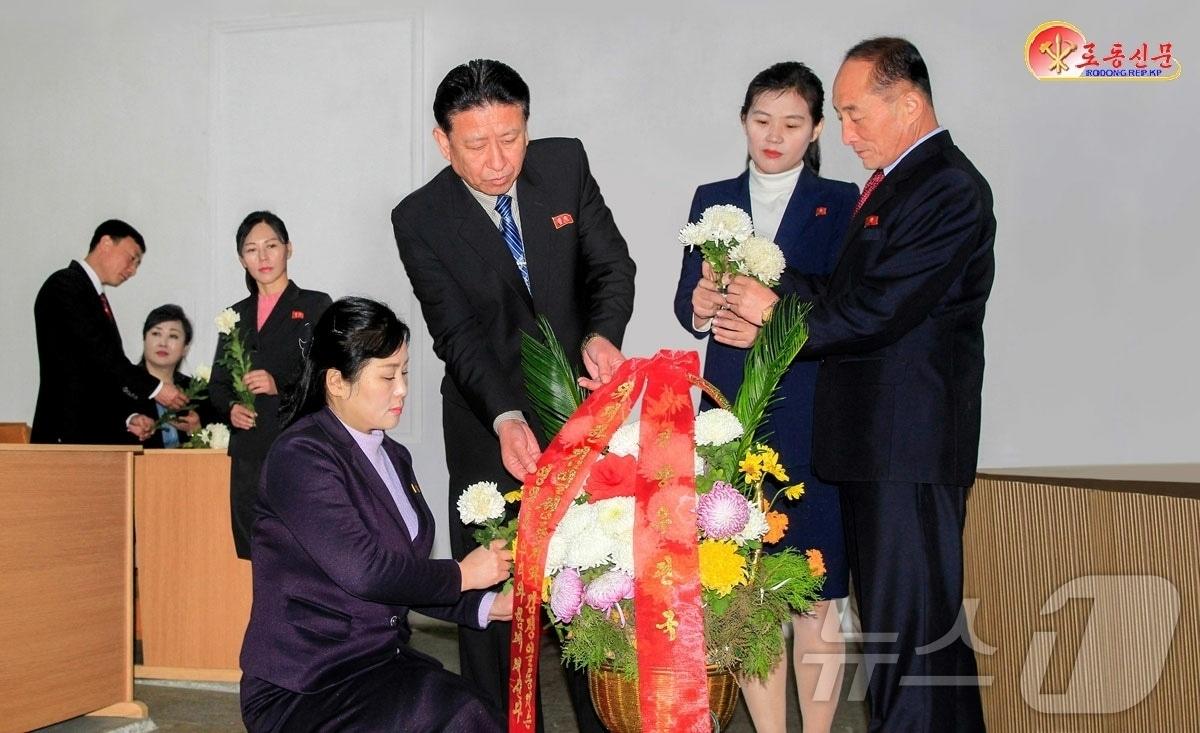 본문 이미지 - (평양 노동신문=뉴스1) = 북한 노동당 기관지 노동신문은 17일 전국 각지에서 김정일 국방위원장 사망 14주기에 대한 추모의 물결을 이어가고 있다고 보도했다. [국내에서만 사용가능. 재배포 금지. DB 금지. For Use Only in the Republic of Korea. Redistribution Prohibited] rodongphoto@news1.kr