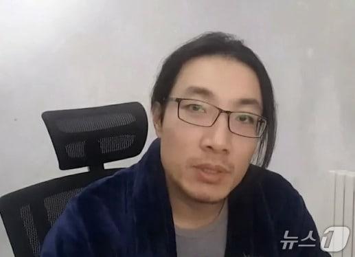 본문 이미지 - 중국 신장 위구르자치구의 인권 침해 실태를 고발한 관헝. (사회관계망서비스 엑스)