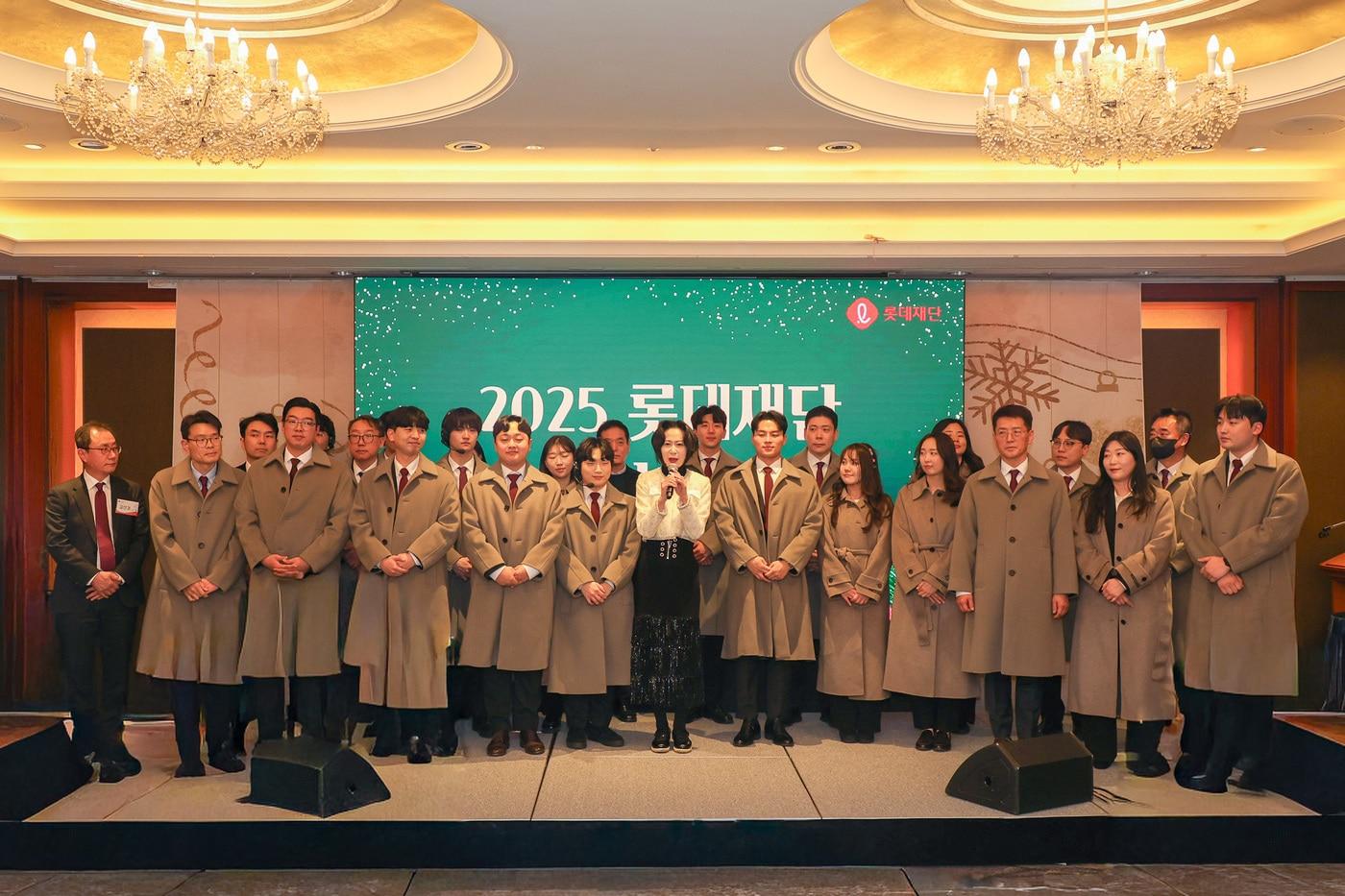  롯데재단 직원 단체사진.(롯데재단 제공).