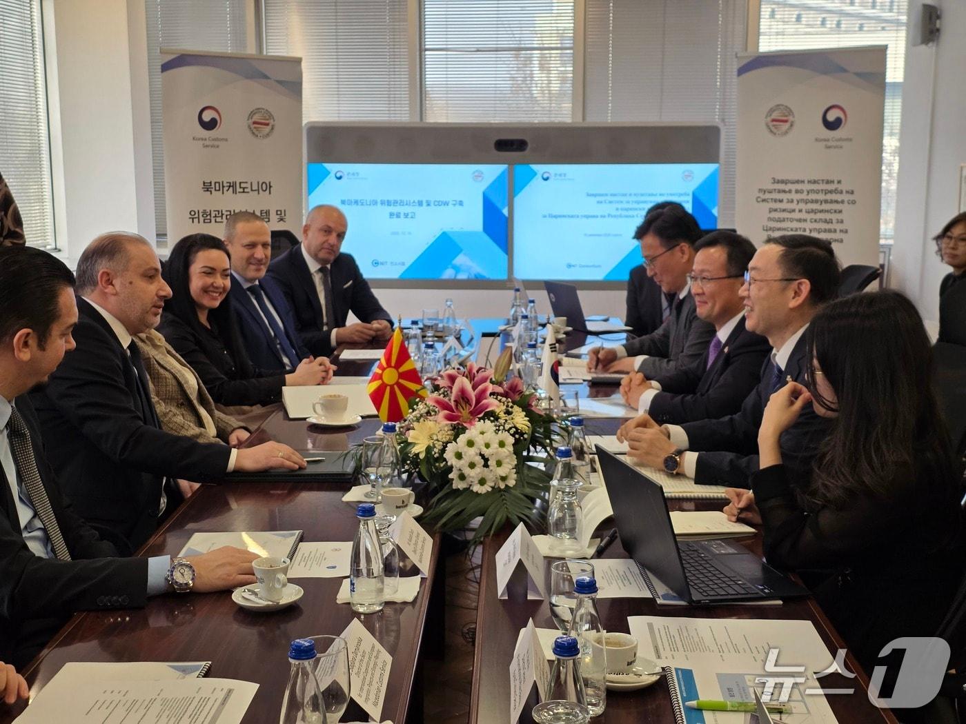 본문 이미지 - 이명구 관세청장(오른쪽에서 두 번째)이 ‘북마케도니아 위험관리·CDW 시스템 개통식’에서 이야기를 나누고 있다. (관세청 제공.재판매 및 DB금지)/뉴스1