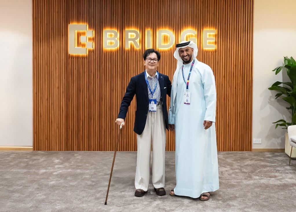 본문 이미지 - (사진왼쪽)이재현 CJ그룹 회장이 압둘라 알 하마드 UAE 국립 미디어 오피스 의장과 만나 사업 전략을 논의했다. (CJ그룹 제공)