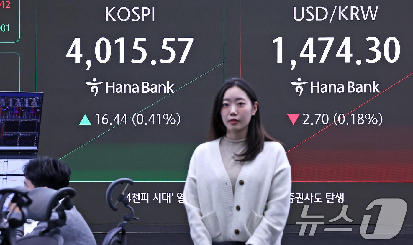 17일 오전 서울 중구 하나은행 딜링룸 전광판에 코스피와 원달러 환율 시황이 표시되고 있다. 2025.12.17/뉴스1 ⓒ News1 장수영 기자