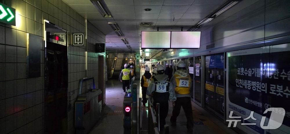 본문 이미지 - 지하철 화재 훈련 사진 (인천시 제공.재판매 및 DB금지)