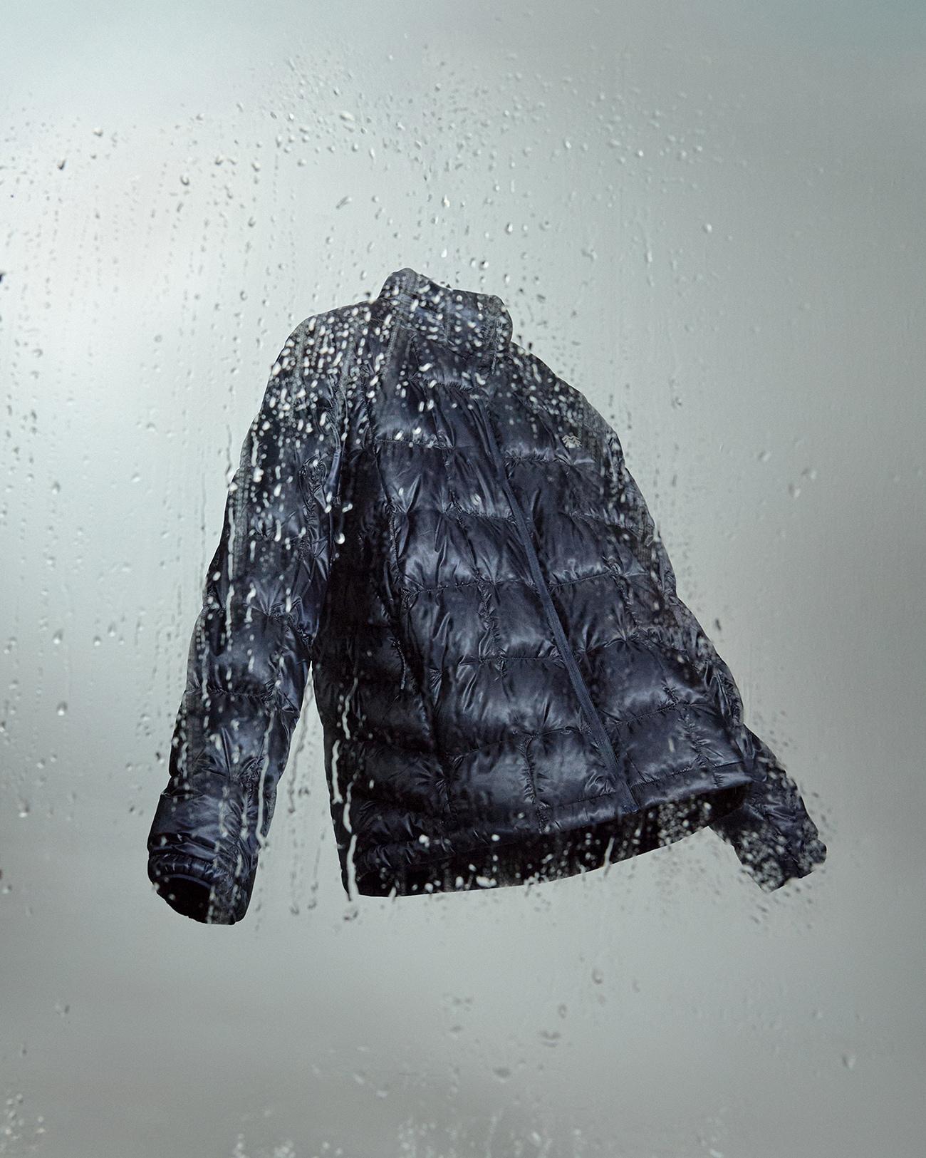 본문 이미지 - 코오롱스포츠는 물에 강한 소수성 다운 충전재 '알파다운'(Alpha Down)을 선보이며 겨울 백패킹족 공략에 나선다(코오롱스포츠제공)