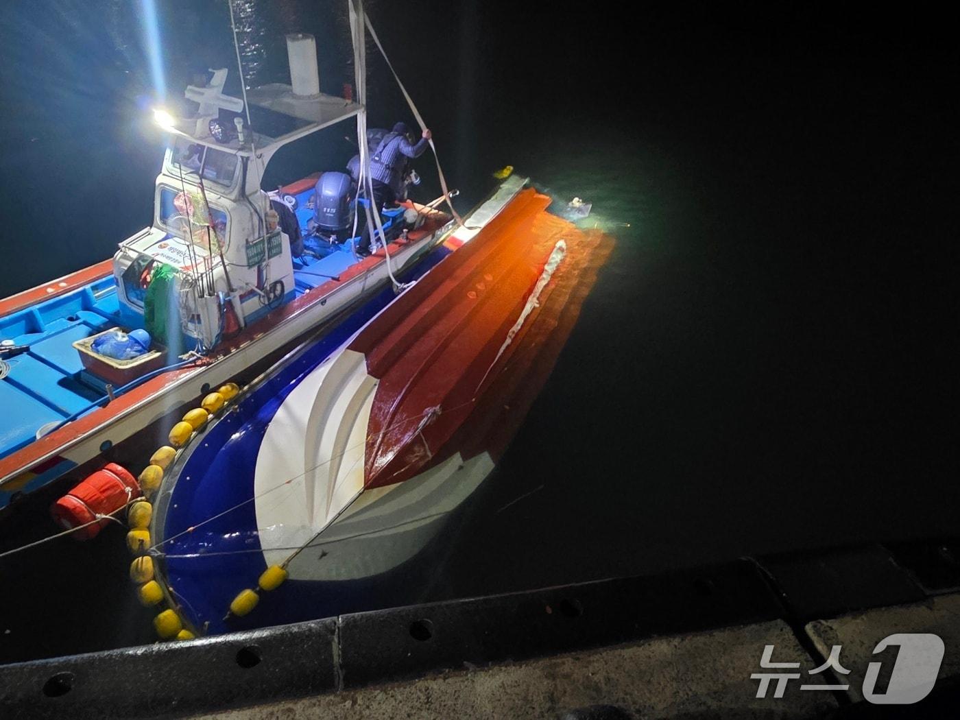 본문 이미지 - 17일 오전 3시 47분쯤 여수시 화정면 적금도 북방에서 침수된 어선이 해경에 의해 인양되고 있다. (여수해경 제공. 재판매 및 DB금지)