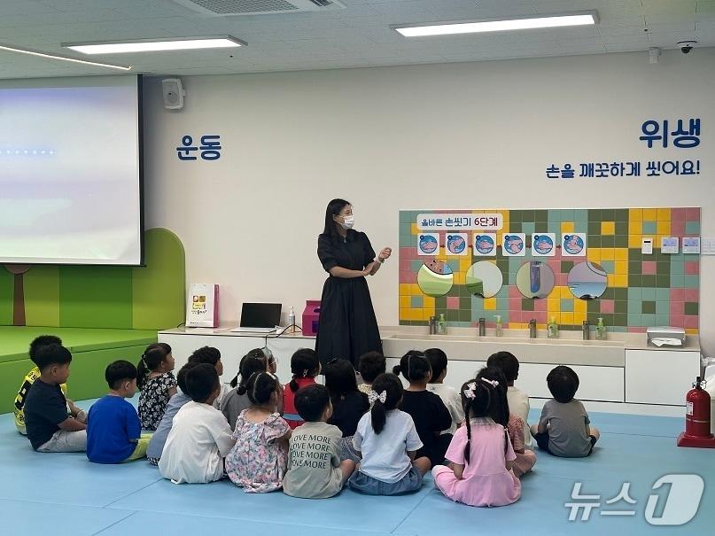 본문 이미지 - 강릉시 어린이 건강체험관 내 교육 모습.(강릉시 제공, 재판매 및 DB 금지) 2025.12.17/뉴스1