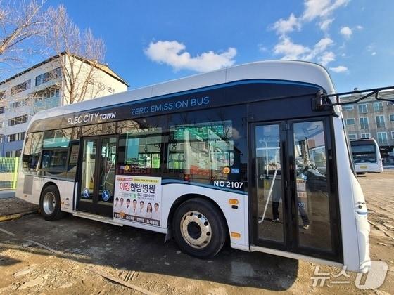 본문 이미지 -  충주시가 구매해 버스회사가 위탁 운영하고 있는 시내버스.(자료사진)/뉴스1 