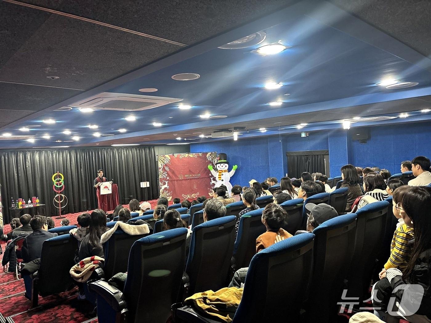 본문 이미지 - 강릉모루도서관과 함께하는 '미리 크리스마스' 행사.(강릉시립도서관 제공, 재판매 및 DB 금지) 2025.12.17.뉴스1