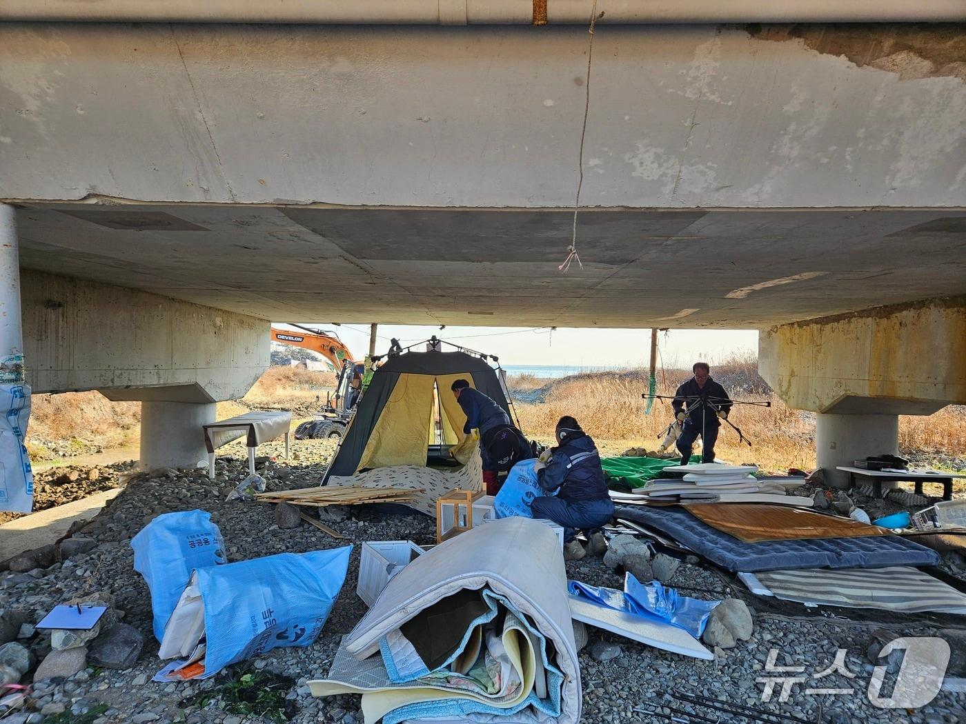 본문 이미지 - 울산 북구는 지난 16일 어물동 1240-148번지 일원 금천교 하부 불법시설물에 대한 행정대집행을 실시하고 있다.(울산 북구 제공. 재판매 및 DB금지)/뉴스1