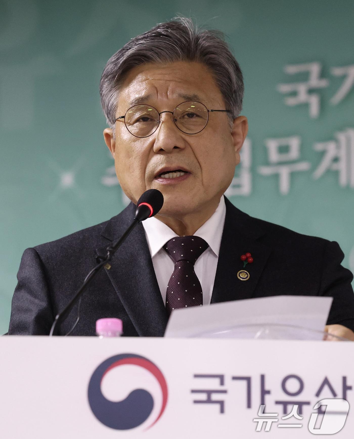 본문 이미지 - 허민 국가유산청장이 17일 오전 서울 종로구 국립고궁박물관에서 열린 2026년 업무계획 발표 언론 간담회에서 새해 주요 정책 추진방향을 발표하고 있다. 국가유산청은 새해 인공지능(AI)과 실감기술을 활용해 게임·영화·관광 연관 산업을 육성하는 등 K헤리티지 산업 규모를 2030년까지 누적 100조원으로 키울 계획이다. 2025.12.17/뉴스1 ⓒ News1 오대일 기자