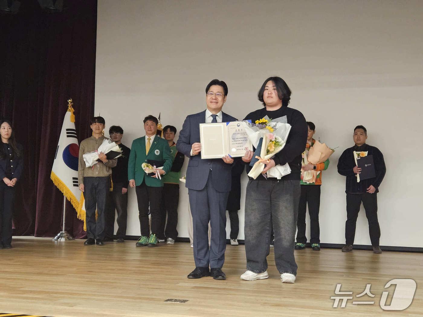 본문 이미지 - 김동진(오른쪽) 신성대 학생이 청년자율방재단 성과공유회 개인표창을 수여하고 있다.(당진시 제공. 재판매 및 DB금지)2025.12.17/뉴스1