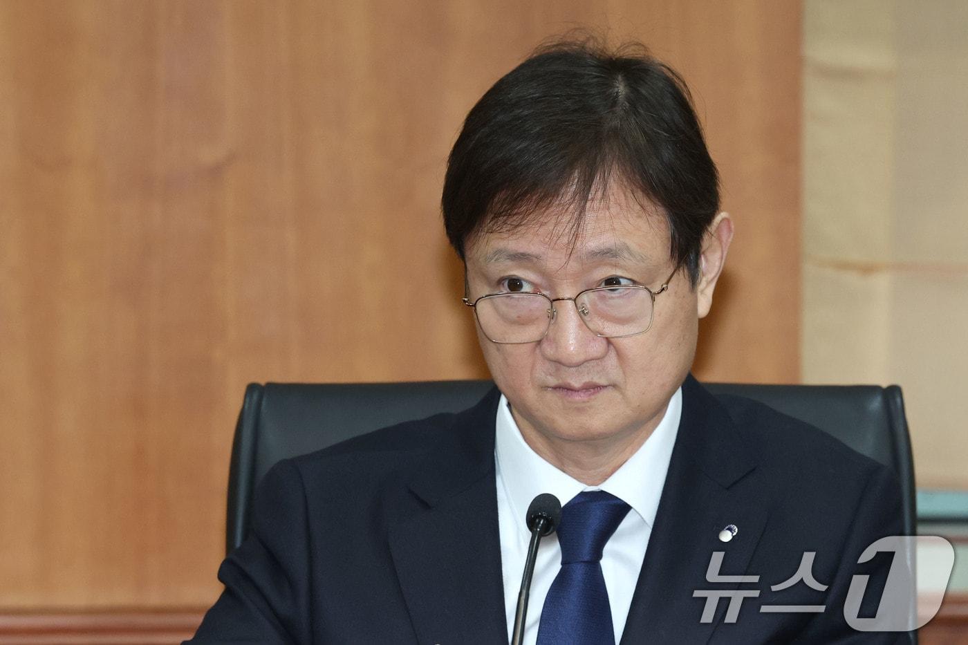 이찬진 금융감독원장이 17일 오전 서울 여의도 금융투자협회에서 열린 자산운용사 최고경영자(CEO)들과의 간담회에 참석해 있다. 2025.12.17/뉴스1 ⓒ News1 이광호 기자