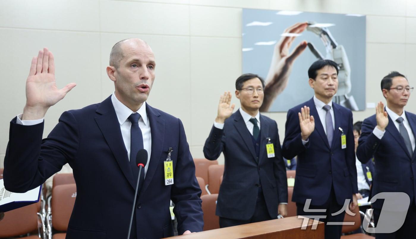 해롤드 로저스 쿠팡 임시 대표가 17일 서울 여의도 국회 과학기술정보방송통신위원회에서 열린 쿠팡 침해사고 관련 청문회에서 증인 선서를 하고 있다. 2025.12.17/뉴스1 ⓒ News1 신웅수 기자