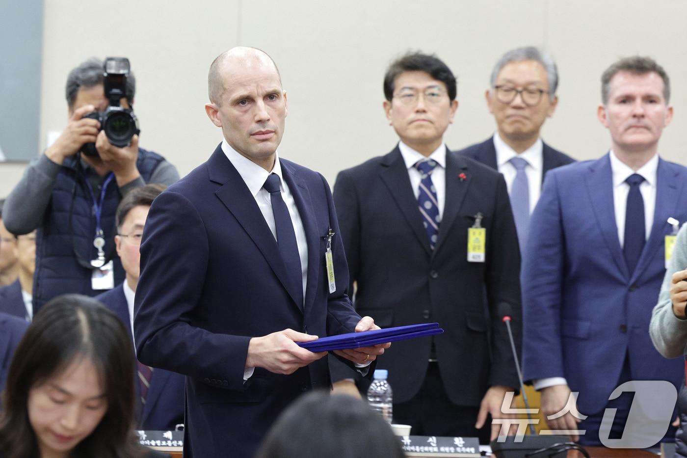 본문 이미지 - 해롤드 로저스 쿠팡 대표이사가 17일 서울 여의도 국회 과학기술정보방송통신위원회에서 열린 쿠팡 침해사고 관련 청문회에서 증인 선서문을 제출하기 위해 이동하고 있다. 2025.12.17/뉴스1 ⓒ News1 신웅수 기자