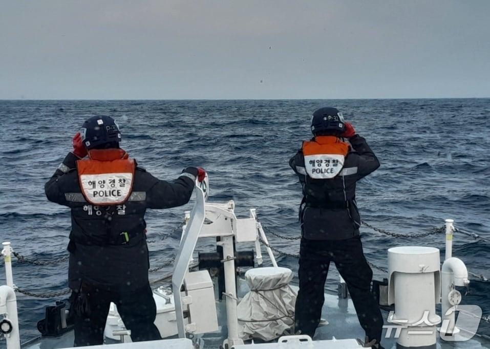 본문 이미지 - 해상 수색 .(강릉해양경찰서 제공. 재판매 및 DB금지)/뉴스1