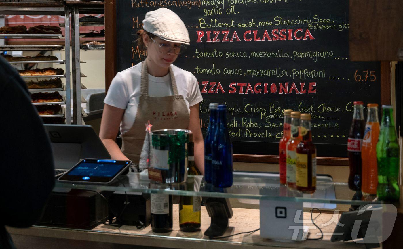 뉴욕 맨해튼의 한 레스토랑에서 직원이 일하고 있다. 2025.12.16 ⓒ AFP=뉴스1