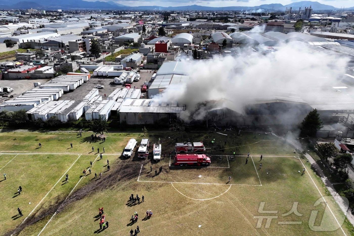 멕시코시티 인근 톨루카에서 15일 낮 소형 비행기가 추락해 탑승자 10명이 전원 사망했다. 2025.12.16 ⓒ AFP=뉴스1