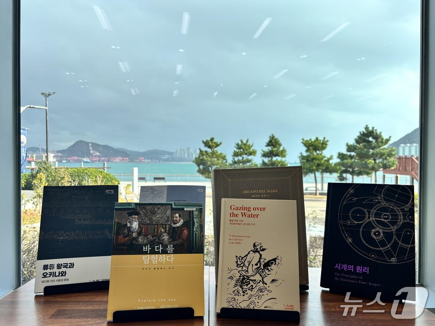 본문 이미지 - 국립해양박물관이 발간한 8종의 총서 중 일부 (국립해양박물관 제공. 재판매 및 DB금지)