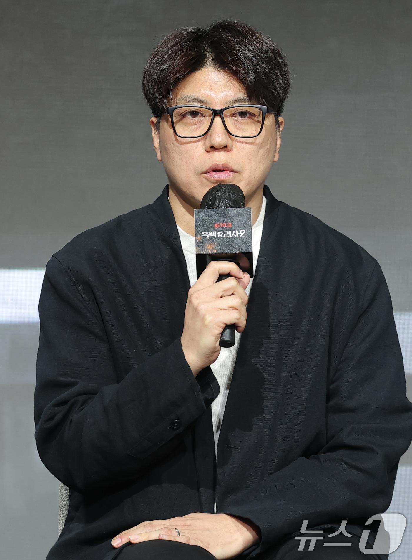 본문 이미지 - 김학민 PD가 17일 오전 서울 종로구 JW메리어트동대문스퀘어에서 열린 넷플릭스 예능 '흑백요리사: 요리 계급 전쟁2'(이하 '흑백요리사2') 제작발표회에 참석해 인사말을 하고 있다. '흑백요리사2'는 오직 맛으로 계급을 뒤집으려는 재야의 고수 '흑수저' 셰프들과 이를 지키려는 대한민국 최고 수준의 스타 셰프 '백수저'들이 펼치는 요리 서바이벌 예능이다. 2025.12.17/뉴스1 ⓒ News1 권현진 기자