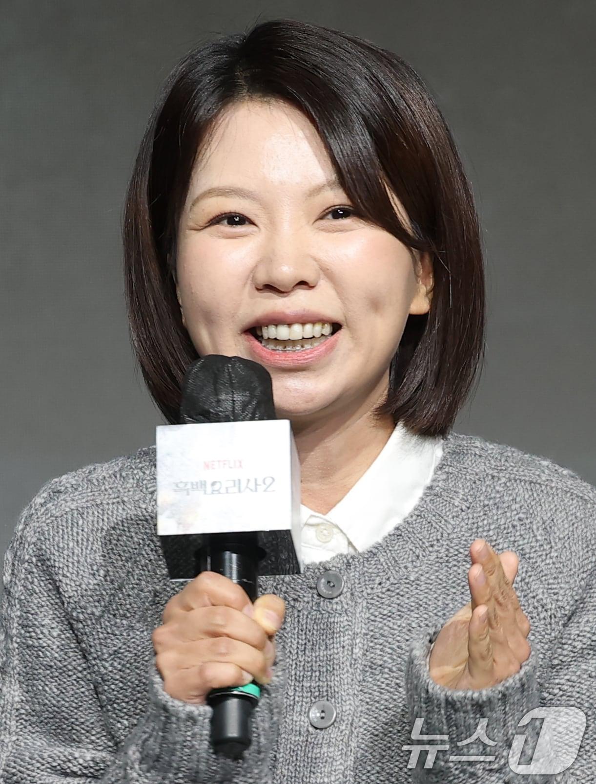 본문 이미지 - 김은지 PD가 17일 오전 서울 종로구 JW메리어트동대문스퀘어에서 열린 넷플릭스 예능 '흑백요리사: 요리 계급 전쟁2'(이하 '흑백요리사2') 제작발표회에 참석해 인사말을 하고 있다. '흑백요리사2'는 오직 맛으로 계급을 뒤집으려는 재야의 고수 '흑수저' 셰프들과 이를 지키려는 대한민국 최고 수준의 스타 셰프 '백수저'들이 펼치는 요리 서바이벌 예능이다. 2025.12.17/뉴스1 ⓒ News1 권현진 기자