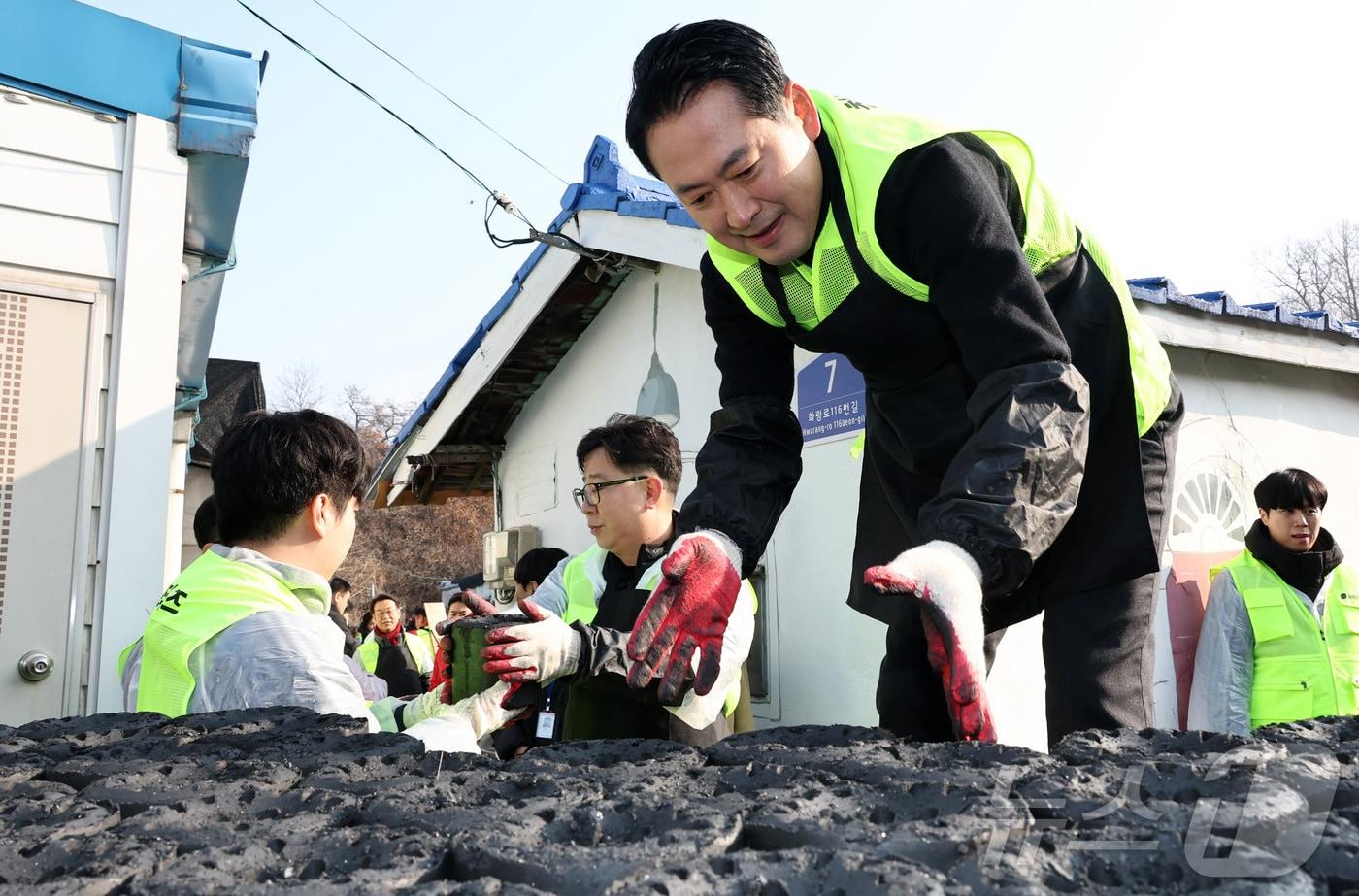 장동혁 국민의힘 대표가 17일 오전 경기 고양시 화전마을에서 따뜻한 겨울나기 연탄 배달 봉사를 하고 있다. (공동취재) 2025.12.17/뉴스1 ⓒ News1 김민지 기자