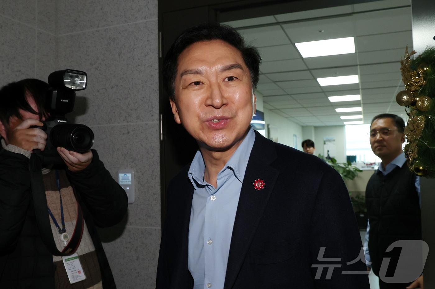 김건희특검이 '로저비비에 클러치백 수수 의혹'과 관련해 김기현 의원실과 자택에 대한 압수수색에 착수한 17일 오전 서울 여의도 국회의원회관에서 김기현 의원이 사무실로 들어가며 취재진 질문에 답하고 있다. 2025.12.17/뉴스1 ⓒ News1 장수영 기자