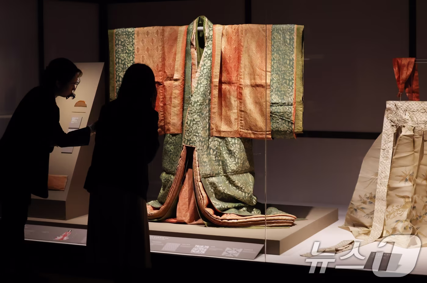 17일 서울 종로구 국립고궁박물관에서 열린 '천년을 흘러온 시간: 일본의 궁정문화' 개막 언론공개회에서 방문객들이 에도시대 일본 궁정의 여성 복식을 살펴보고 있다. 국립고궁박물관 개관 20주년 및 한일 국교정상화 60주년을 맞아 도쿄국립박물관 소장 일본 궁정문화 유물 39점을 소개하는 이번 전시는 12월 18일부터 2026년 2월 22일까지 65일간 국립고궁박물관 1층 기획전시실에서 진행된다. 2025.12.17/뉴스1 ⓒ News1 오대일 기자