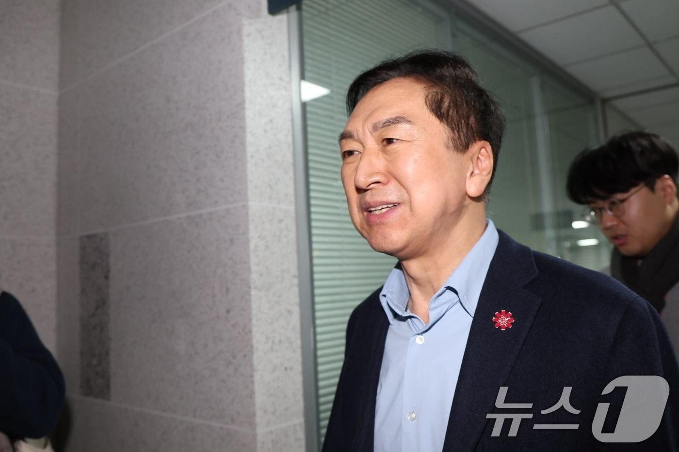 김건희특검이 '로저비비에 클러치백 수수 의혹'과 관련해 김기현 의원실과 자택에 대한 압수수색에 착수한 17일 오전 서울 여의도 국회의원회관에서 김기현 의원이 사무실로 들어가고 있다. 2025.12.17/뉴스1 ⓒ News1 장수영 기자