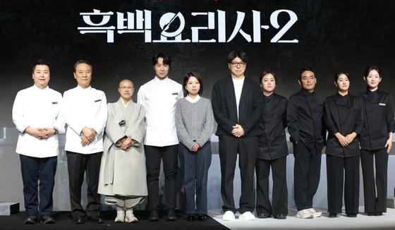 본문 이미지 - 셰프 정호영(왼쪽부터)과 후덕죽, 선재스님, 손종원, 김은지 PD, 김학민 PD, 술빚는 윤주모, 프렌치 파파, 중식마녀, 아기 맹수가 17일 오전 서울 종로구 JW메리어트동대문스퀘어에서 열린 넷플릭스 예능 '흑백요리사: 요리 계급 전쟁2'(이하 '흑백요리사2') 제작발표회에 참석해 포즈를 취하고 있다.2025.12.17/뉴스1 ⓒ News1 권현진 기자