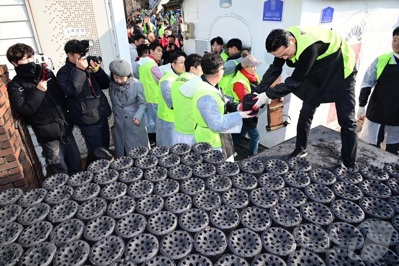 장동혁 국민의힘 대표가 17일 오전 경기 고양시 화전마을에서 따뜻한 겨울나기 연탄 배달 봉사를 하고 있다. (공동취재) 2025.12.17/뉴스1 ⓒ News1 김민지 기자