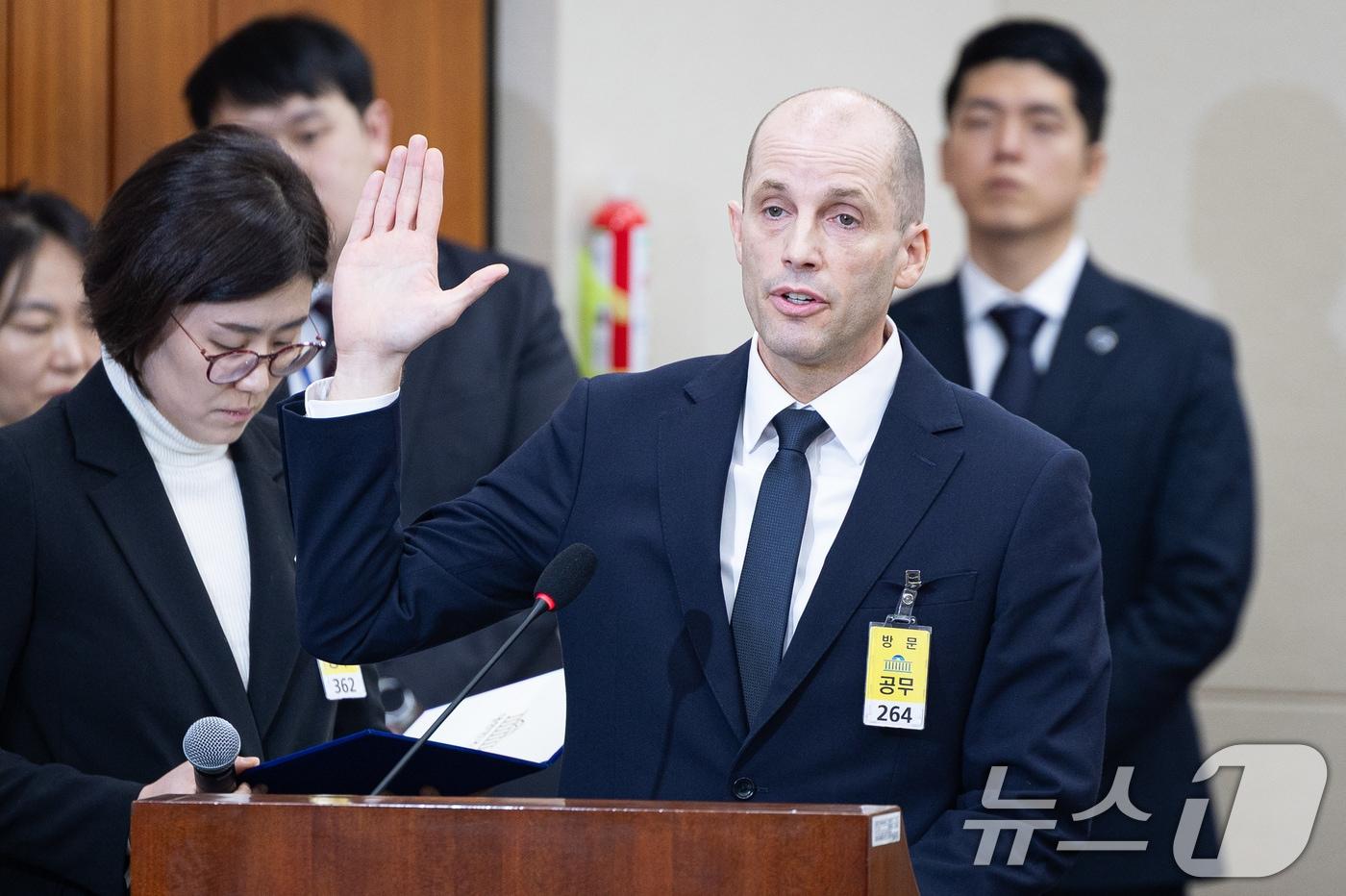 해롤드 로저스 쿠팡  대표이사가 17일 서울 여의도 국회 과학기술정보방송통신위원회에서 열린 쿠팡 개인정보 유출 사고 관련 청문회에서 증인 선서를 하고 있다. 2025.12.17/뉴스1 ⓒ News1 유승관 기자