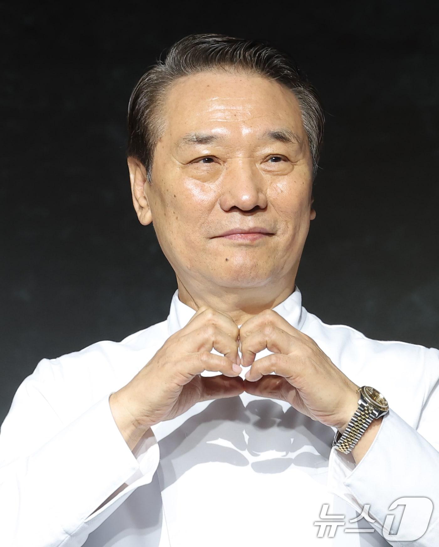 본문 이미지 - 셰프 후덕죽이 17일 오전 서울 종로구 JW메리어트동대문스퀘어에서 열린 넷플릭스 예능 '흑백요리사: 요리 계급 전쟁2'(이하 '흑백요리사2') 제작발표회에 참석해 포즈를 취하고 있다. 2025.12.17/뉴스1 ⓒ News1 권현진 기자