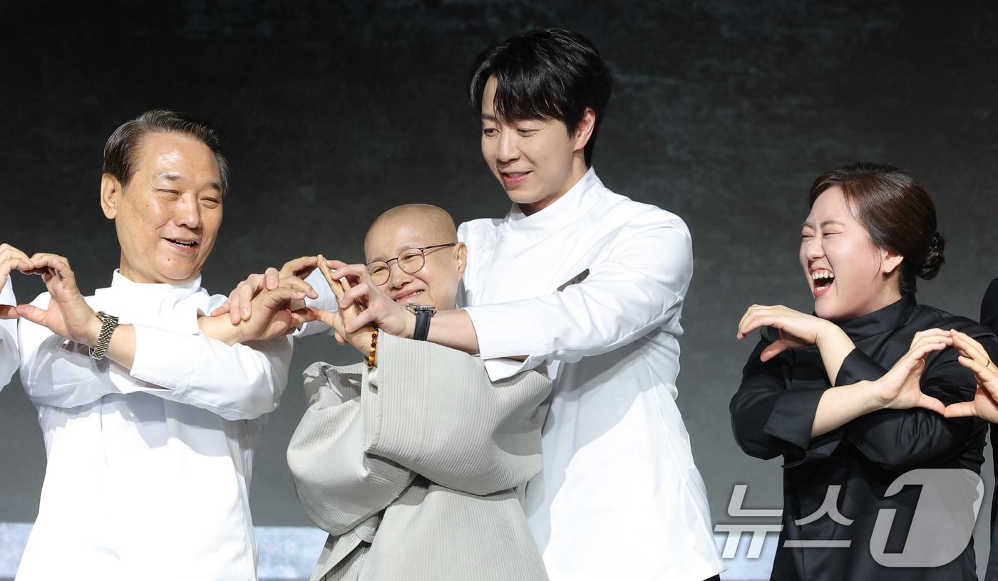 본문 이미지 - 사진은 넷플릭스 예능 '흑백요리사: 요리 계급 전쟁2'(이하 '흑백요리사2') 제작발표회에 참석한 셰프들의 모습. 2025.12.17 ⓒ 뉴스1 권현진 기자