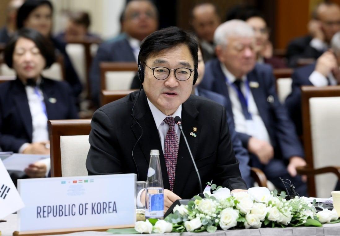 본문 이미지 - 우원식 국회의장이 16일(현지시간) 우즈베키스탄에서 열린 한-중앙아시아 국회의장회의 본세션에서 발언하고 있다. 2025.12.17/뉴스1 (국회의장실 제공) 