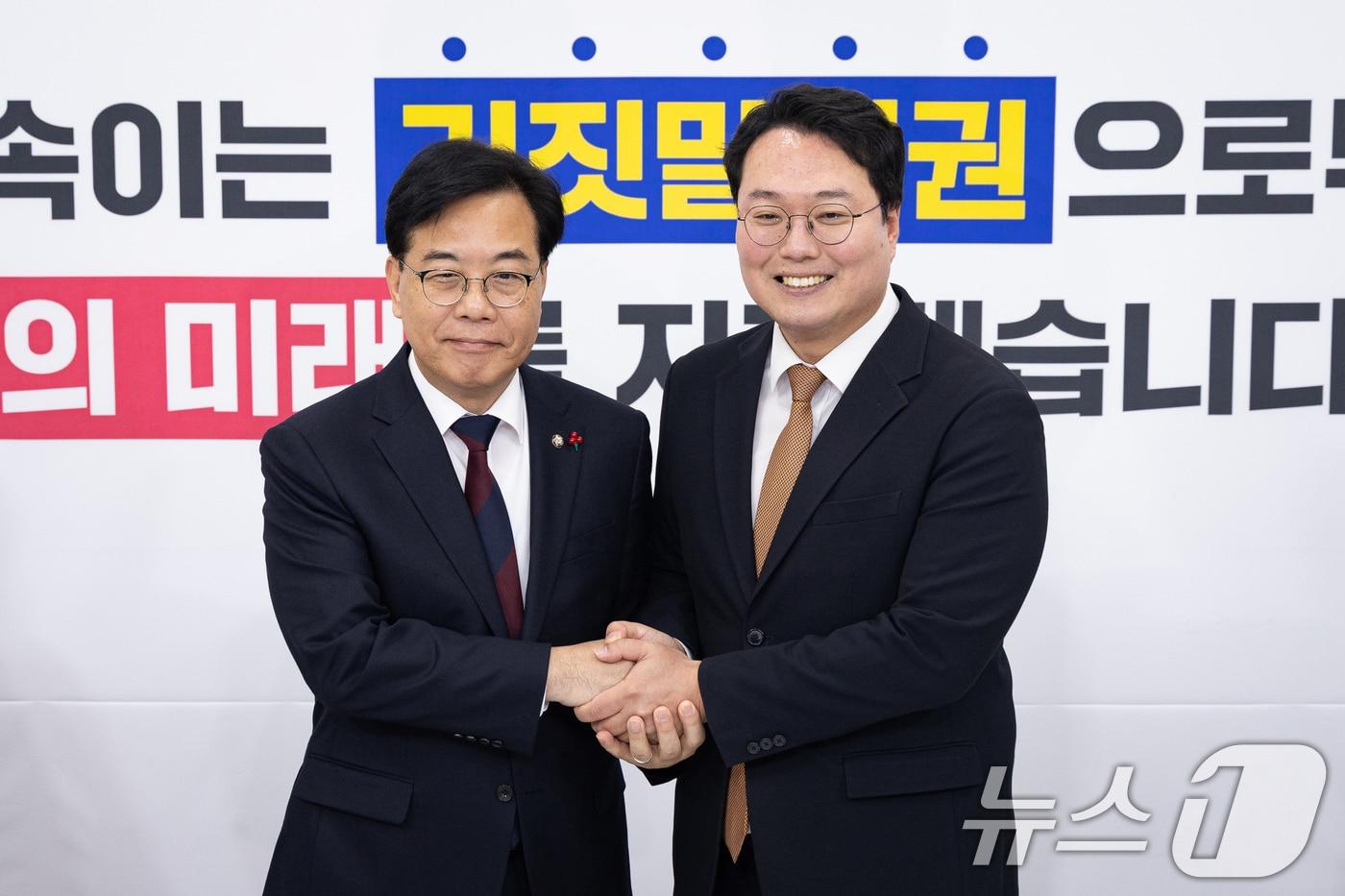 국민의힘 송언석, 개혁신당 천하람 원내대표가 17일 서울 여의도 국회에서 만나 손을 맞잡고 있다. 2025.12.17/뉴스1 ⓒ News1 유승관 기자