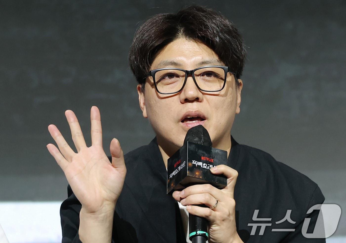 김학민 PD가 17일 오전 서울 종로구 JW메리어트동대문스퀘어에서 열린 넷플릭스 예능 '흑백요리사: 요리 계급 전쟁2'(이하 '흑백요리사2') 제작발표회에 참석해 포즈를 취하고 있다. '흑백요리사2'는 오직 맛으로 계급을 뒤집으려는 재야의 고수 '흑수저' 셰프들과 이를 지키려는 대한민국 최고 수준의 스타 셰프 '백수저'들이 펼치는 요리 서바이벌 예능이다. 2025.12.17/뉴스1 ⓒ News1 권현진 기자