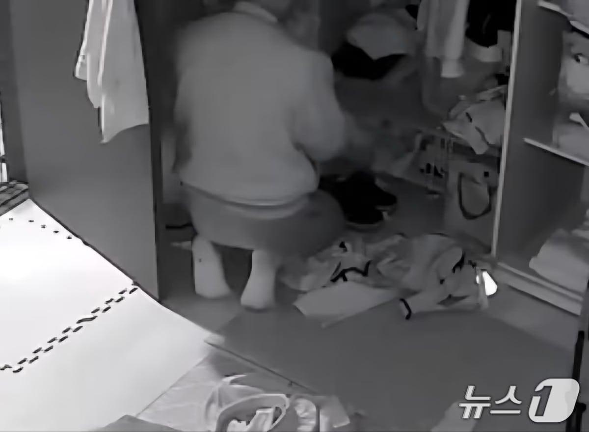 본문 이미지 - 지난 5월 27일 0시 57분쯤 경북 안동의 한 아파트를 무단침입한 스토킹 범죄 피의자 30대 A 씨가 피해자의 옷장을 뒤지고 있는 모습이 홈캠에 찍혔다.(독자제공)2025.6.19/뉴스1