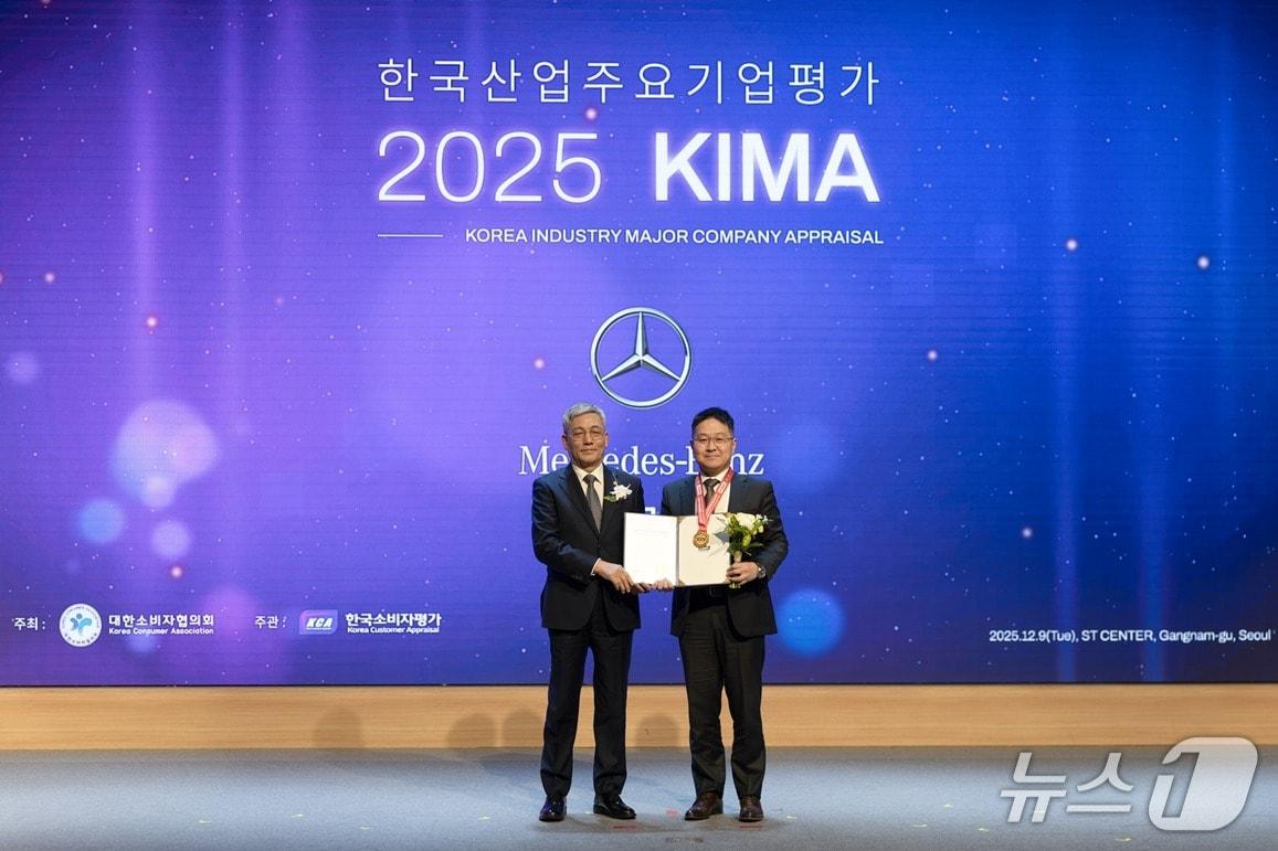본문 이미지 - 메르세데스-벤츠 코리아가 '2025 KIMA 한국산업주요기업평가'에서 3년 연속 수입차 주요 기업으로 선정됐다. 사진은 (왼쪽부터) 송영재 한국소비자평가 회장, 김종빈 메르세데스-벤츠 코리아 리테일 영업부문 부장의 모습(메르세데스-벤츠 코리아 제공). 2025.12.17.