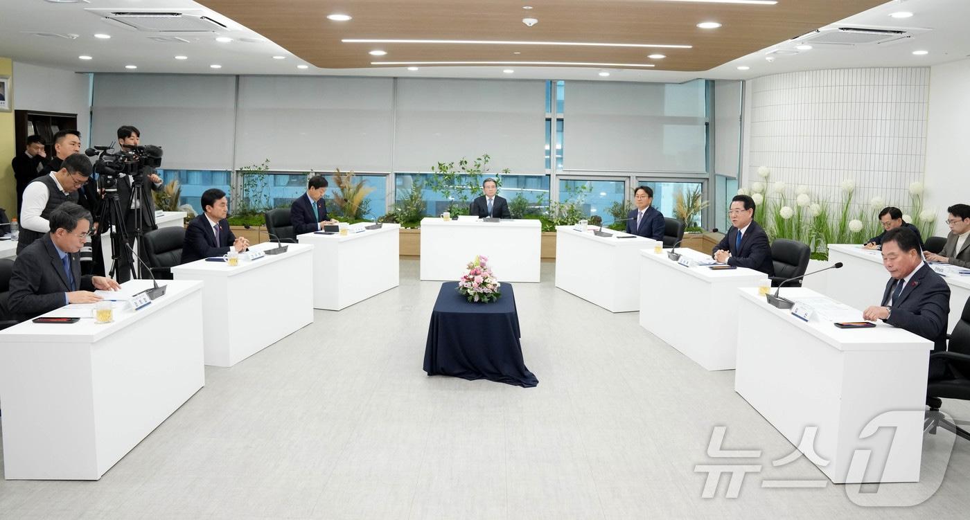 김영록 전남도지사가 17일 광주에서 열린 ‘광주 군 공항 이전 6자 협의체’회의에서 인사말을 하고 있다.(전남도 제공. 재판매 및 DB금지) 2025.12.17/뉴스1 ⓒ News1 전원 기자