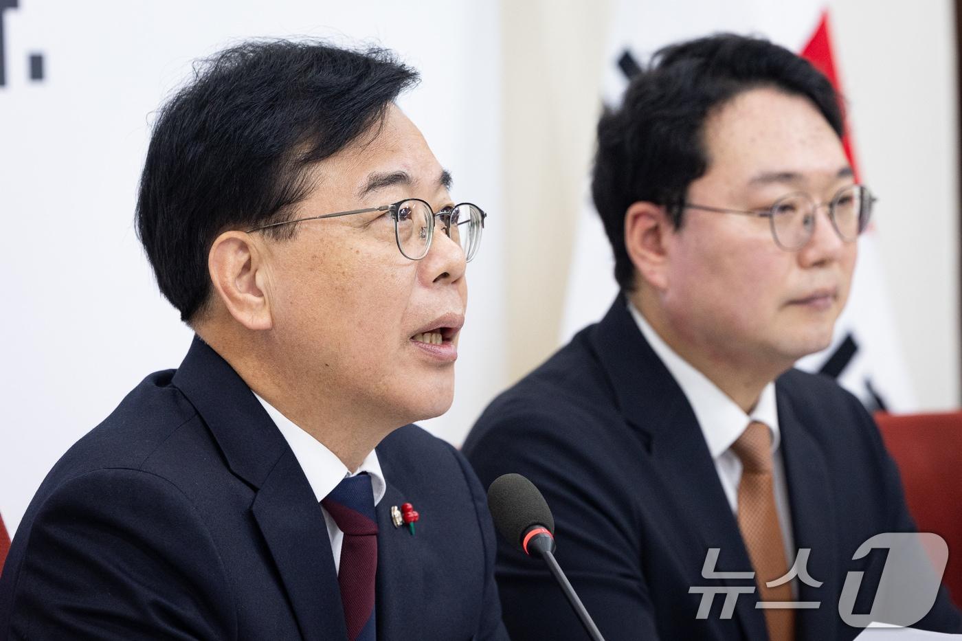 송언석 국민의힘 원내대표가 지난 17일 서울 여의도 국회에서 열린 천하람 개혁신당 원내대표와의 회동에서 모두 발언을 하고 있다. 2025.12.17/뉴스1 ⓒ News1 유승관 기자